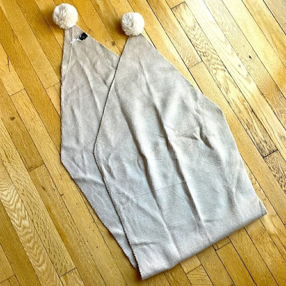 𝅺🤍 Charming winter scarf in beige with pompons